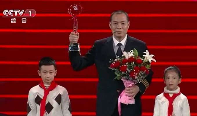 央視感動(dòng)中國(guó)2018年度人物頒獎(jiǎng)盛典播出畫(huà)面，來(lái)源于四川新聞網(wǎng)