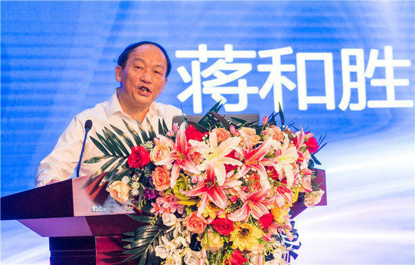 四川大學(xué)黨委委員、經(jīng)濟(jì)學(xué)院教授委員會(huì)主席、博導(dǎo)蔣和勝教授作了《當(dāng)前宏觀經(jīng)濟(jì)形勢與產(chǎn)業(yè)轉(zhuǎn)型升級》專題講座.jpg